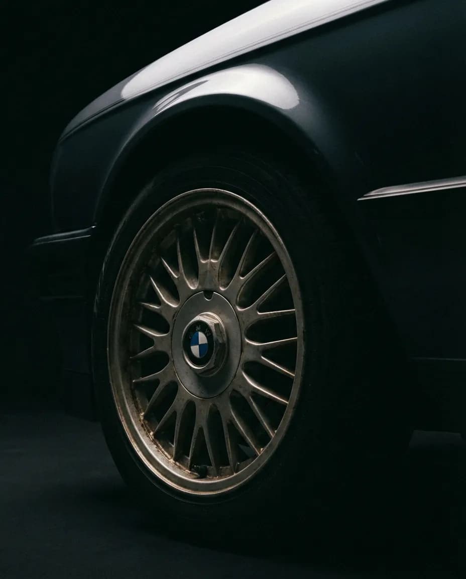 BMW 325 tds : Performance, fiabilité et guide complet Gros plan stylisé d'une roue de BMW 325 tds