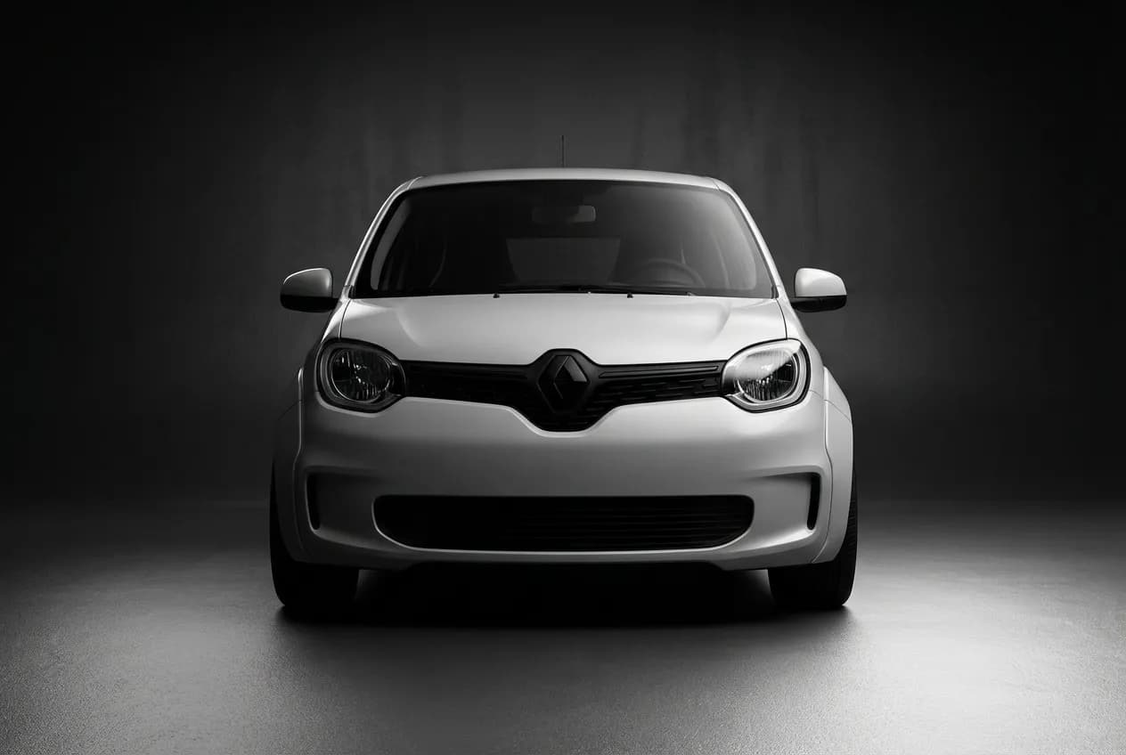 Twingo 2.0 : tout savoir sur ce swap légendaire Vue frontale minimaliste et contrastée d'une Twingo 2.0